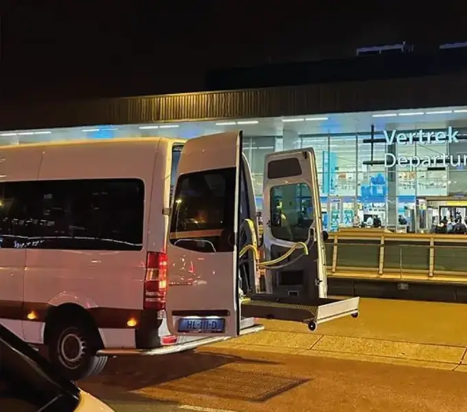 Rolstoelbus bij Schiphol voor reizigers uit Nieuwegein